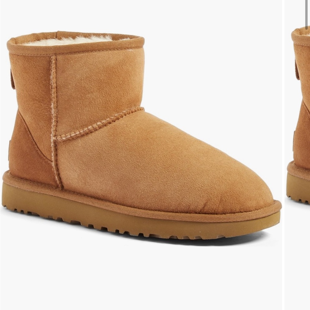 NWOB UGG Classic Mini II Genuine
Shearling Lined Boot (Women) - Chestnut 7